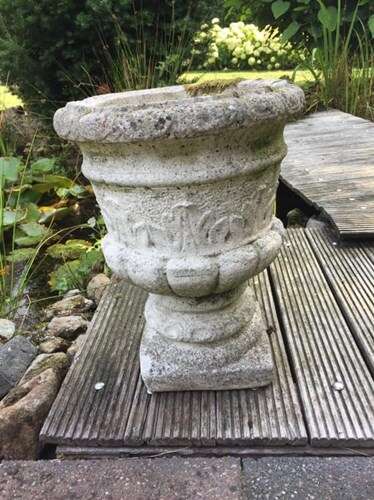 Afbeelding bij Witte betonnen bloempot  aanslag verwijderen