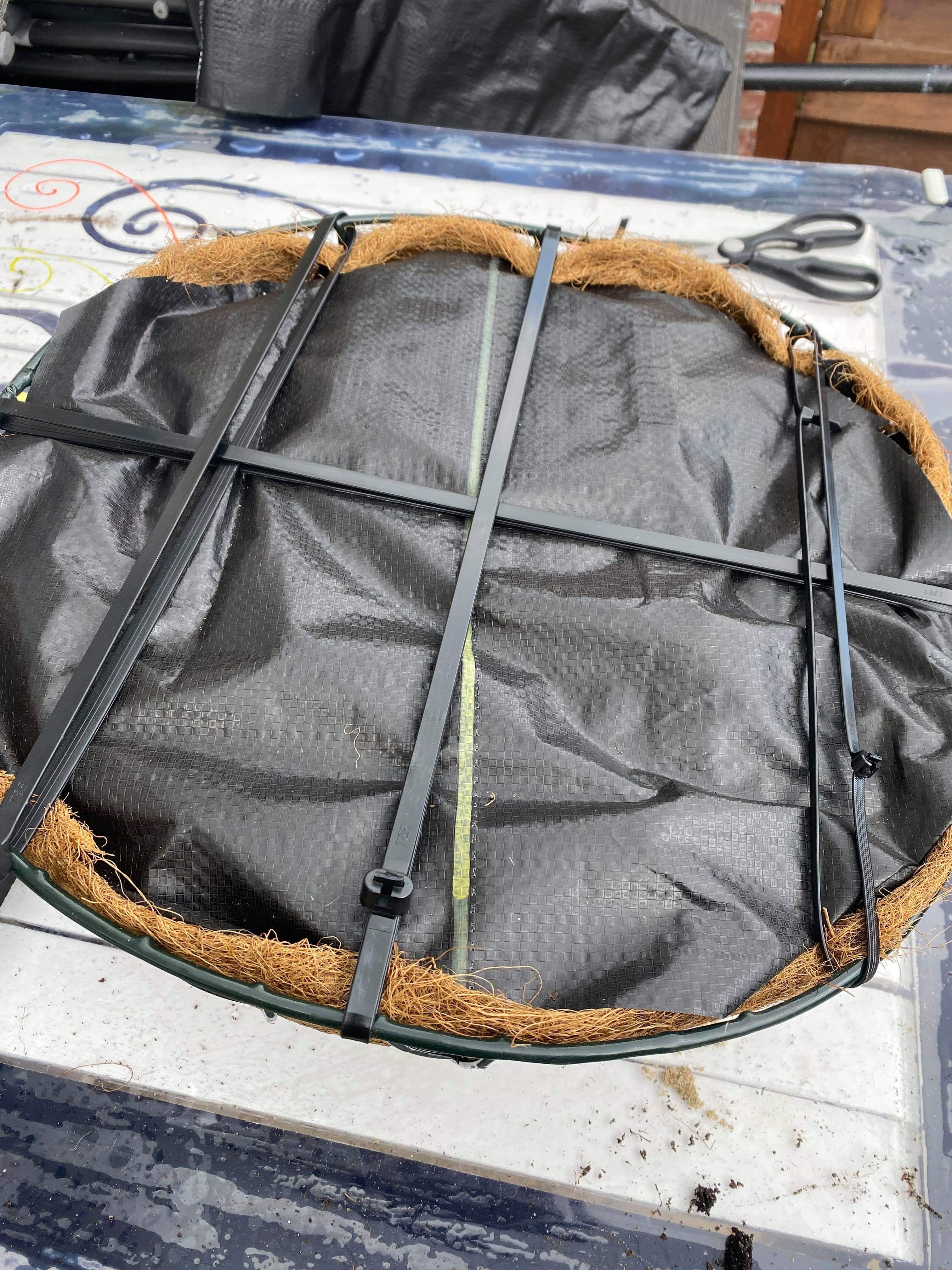 Plantjes,vogelhuisje,zelf,maken,tips,sedum,plantjes Hanging basket inrichten met potgrond en verplanten en worteldoek