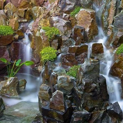 Natuurlijke waterval laten bouwen bij vijver