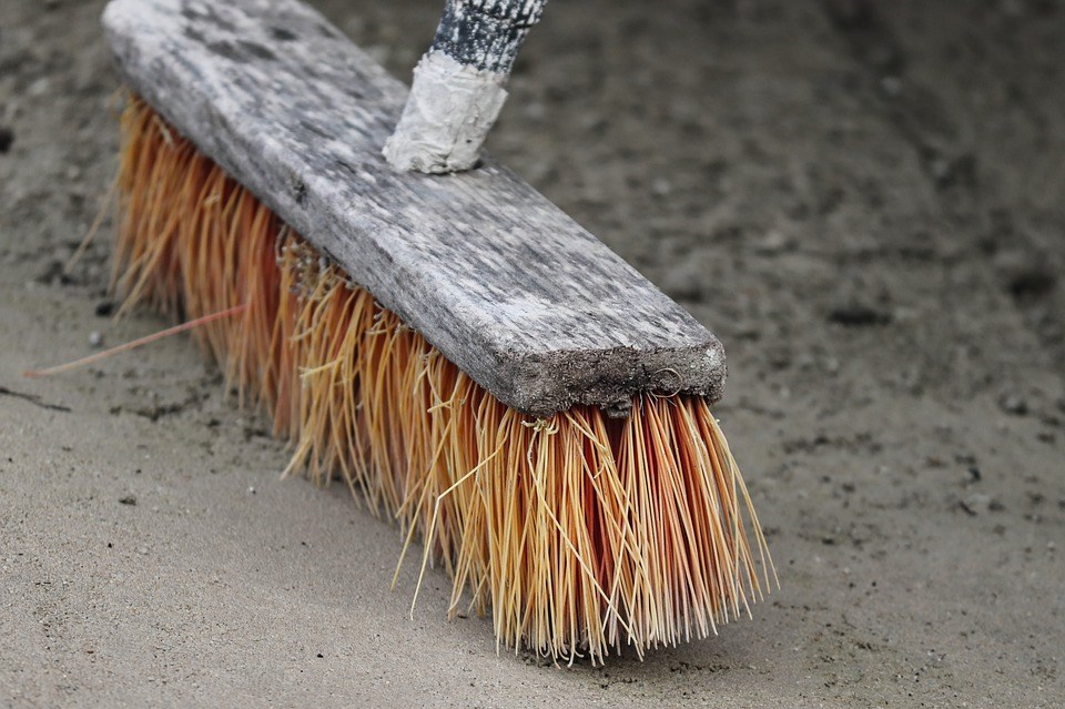 bestrating-bezem-harde-schoonmaken-vervuiling