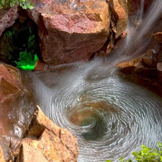 Draaikolk in waterval bouwen