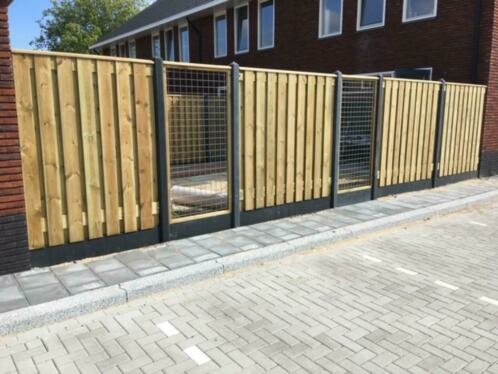 Schutting geplaatst bij nieuw bouw woning in Drenthe | Houtbetonschutting met gaasschutting | Tuinrenovatie
