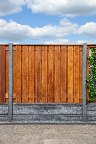 soorten schuttingen modellen hout beton en kleuren combinaties houtsoorten