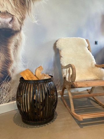 Inrichten van de mancave was nog nooit zo leuk geweest met de houten stoelen en legerbanken 