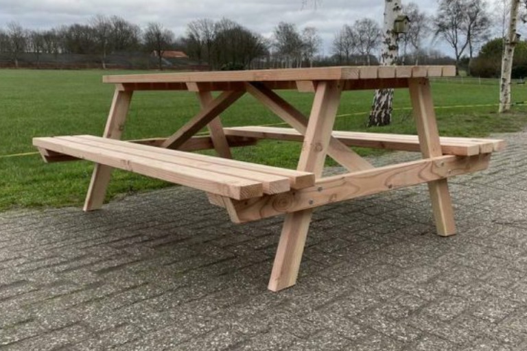 Deze picknicktafel is een verbeterde versie van de standaardmodellen die we allemaal kennen. uit voorraad leverbaar van 4, 6 8, 10, 12, 14, 16 personen