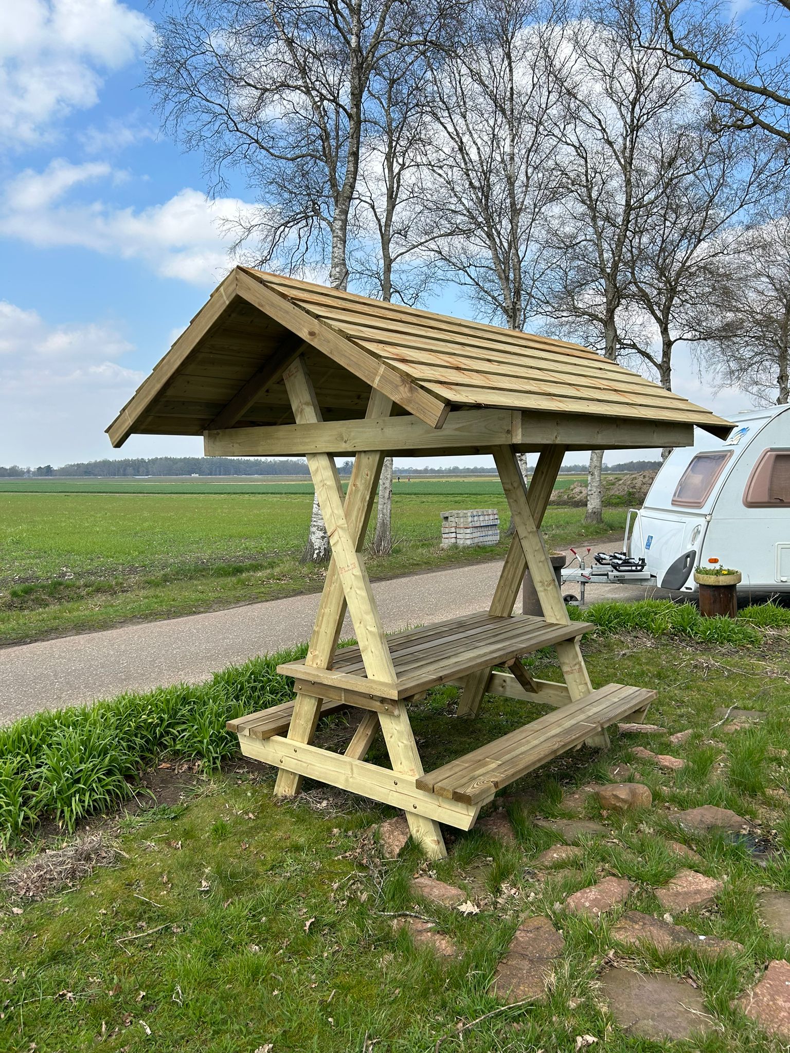 Tuintafel picknicktafel met overkapping - overdekt zitten beschut tegen regen en zon 
