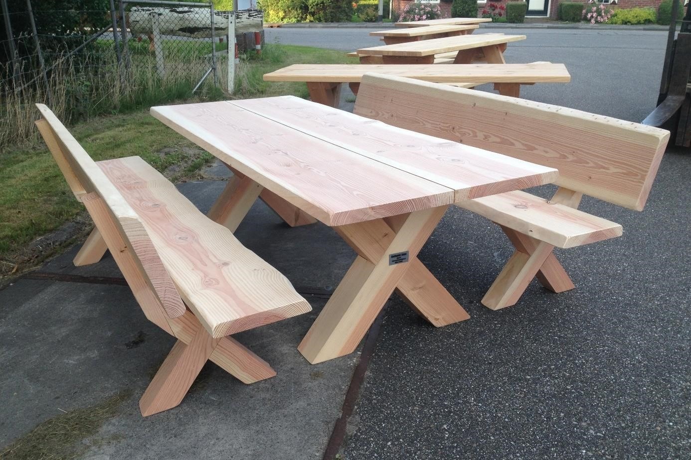 houten tuintafel picknicktafel met vrijstaande stoelen en banken voor grotere groepen