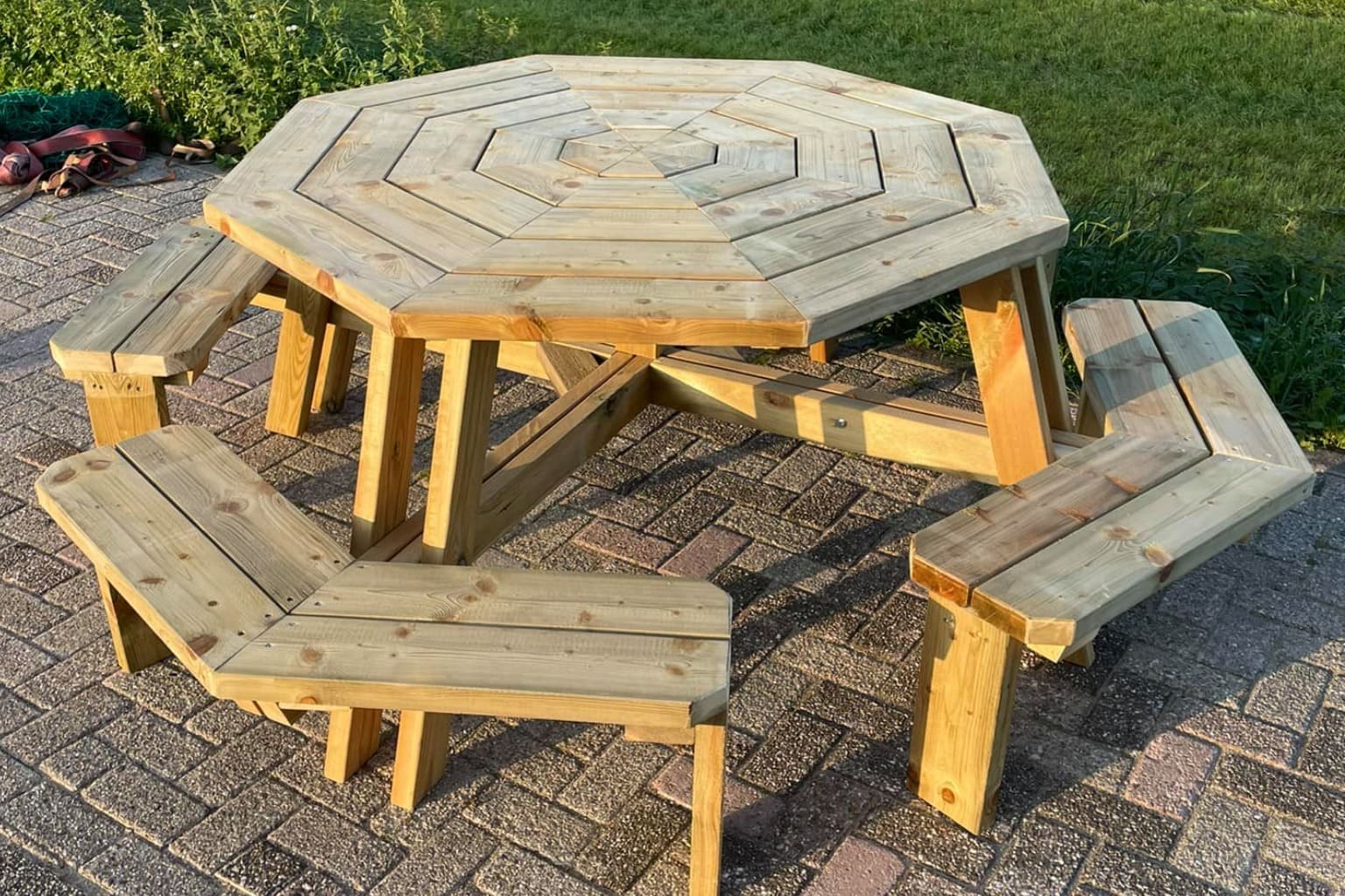 Ronde-picknicktafel-met-vaste-banken