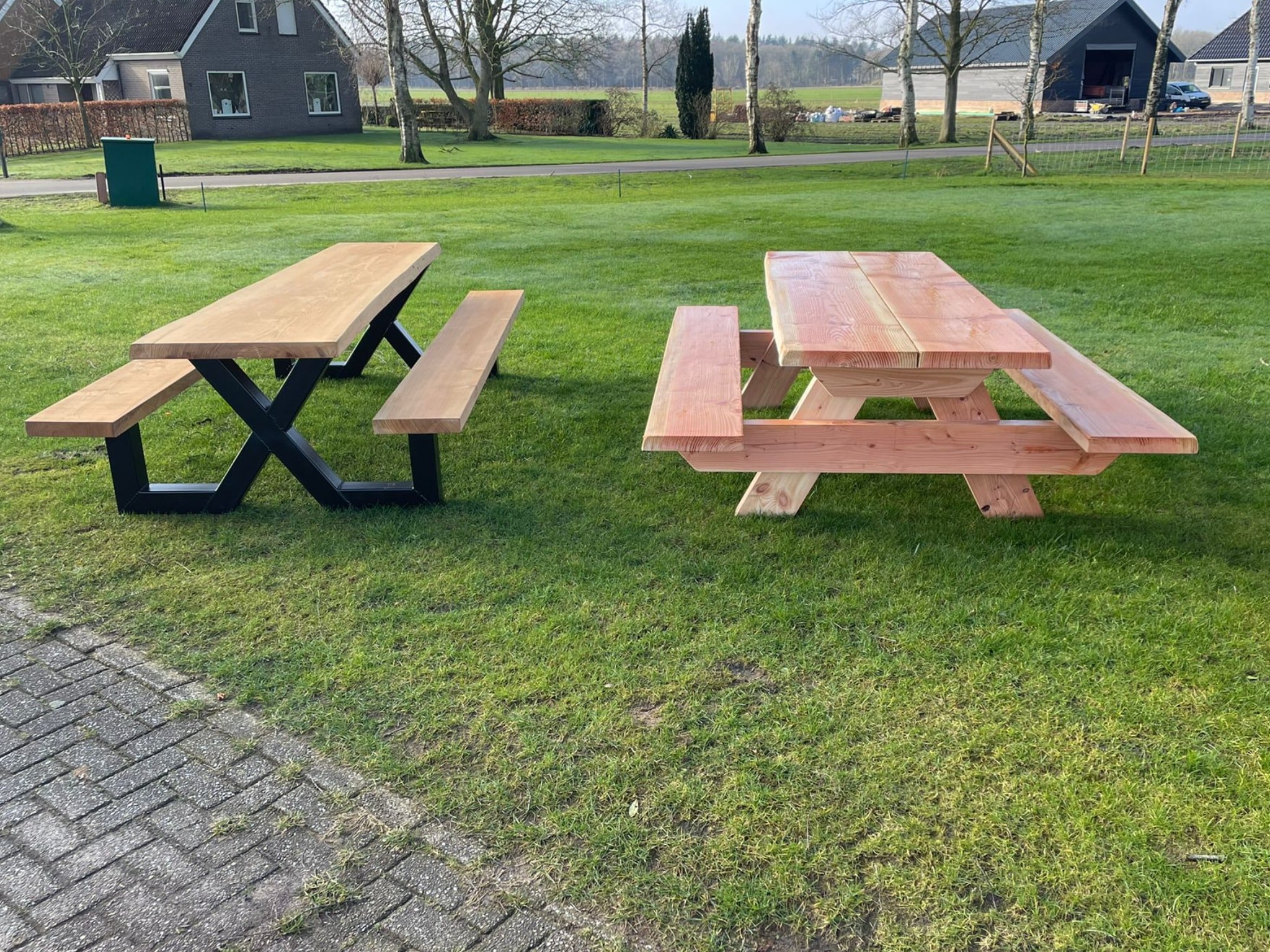 boomstam picknicktafels geleverd in overijssel 