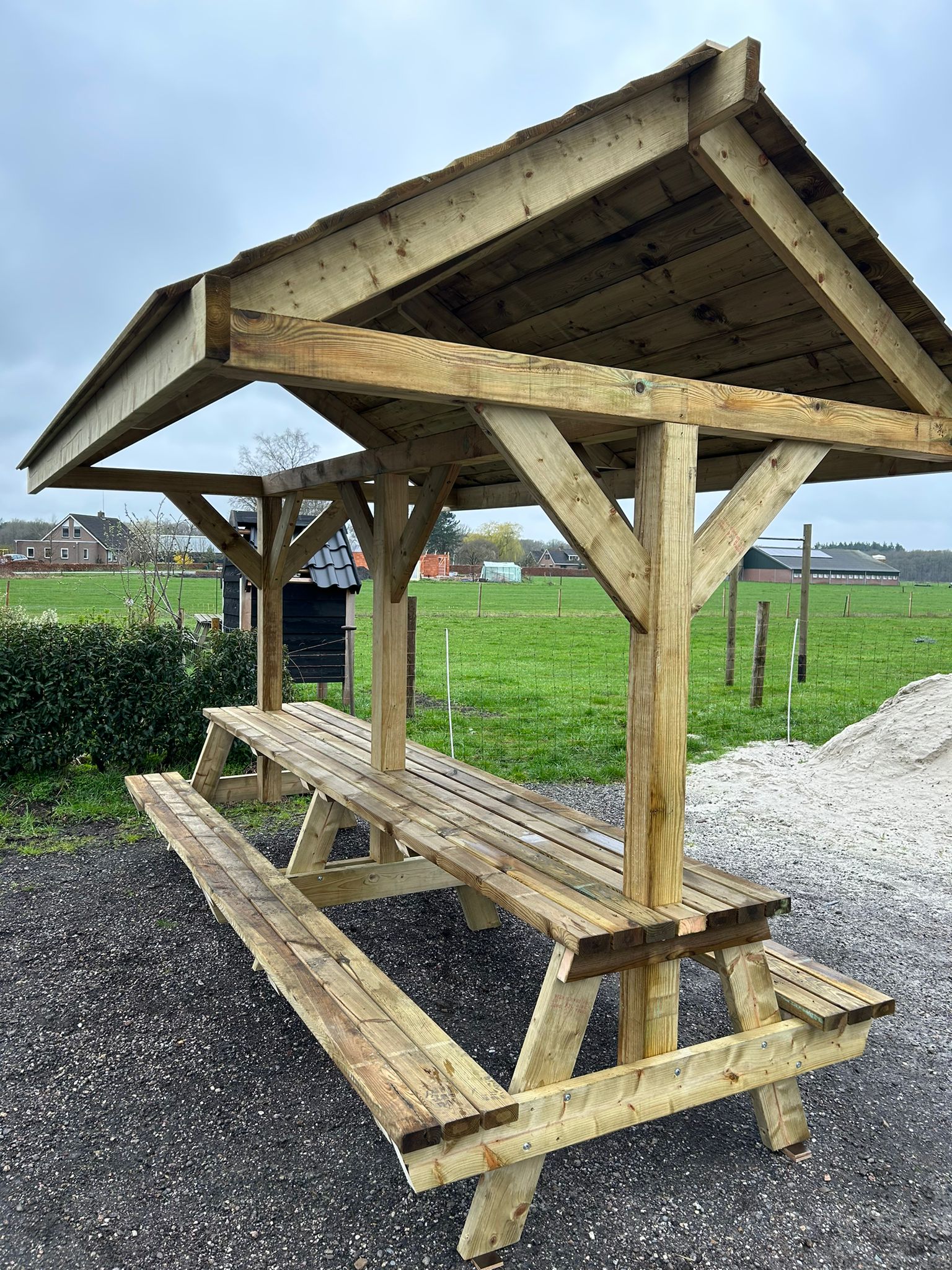 tuintafel hout met overkapping - picknickbank met dak