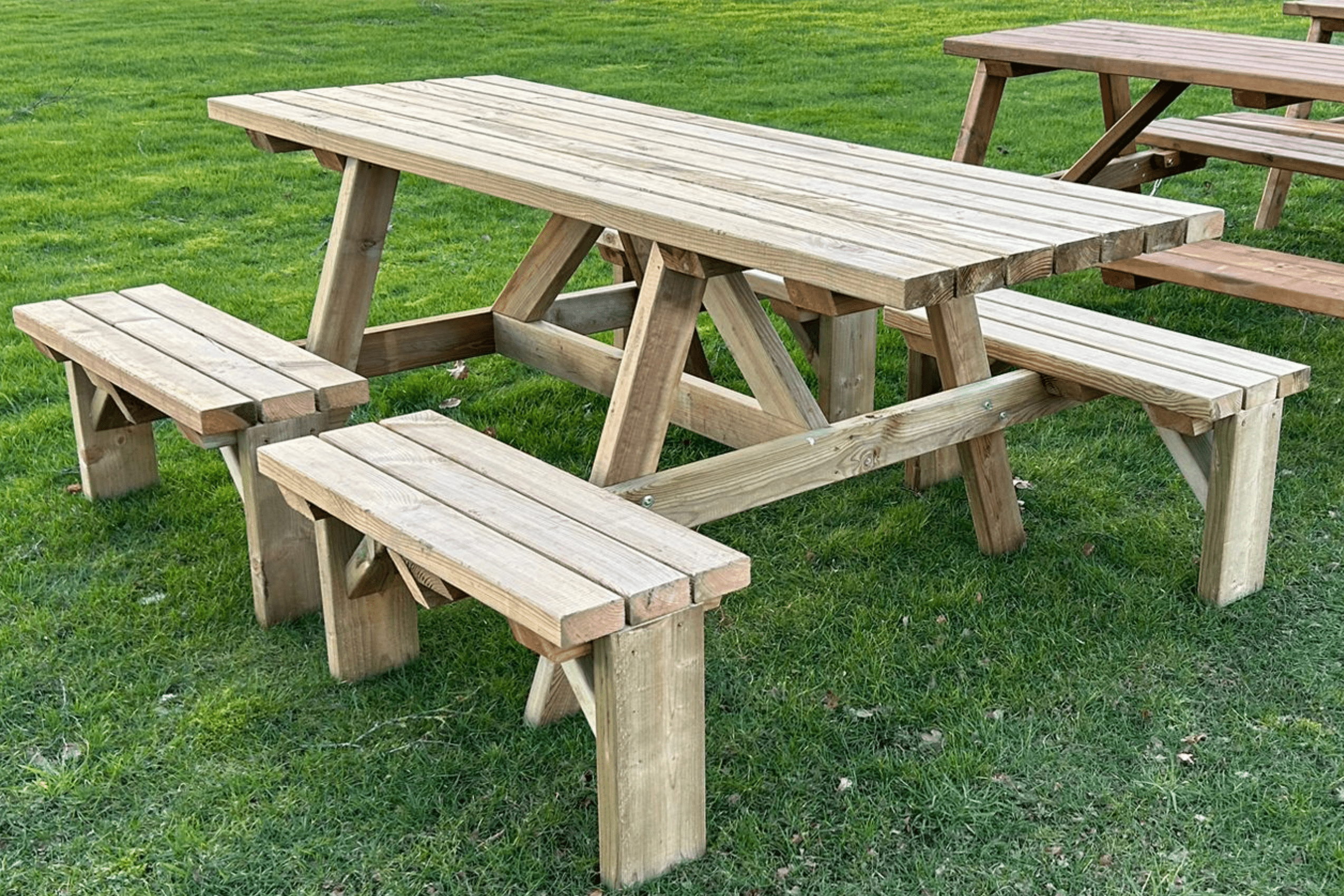 Tuintafel voor rolstoelgebruikers - Picknickbanken waar rolstoel onder past - Tuintafels voor mindervalide gasten