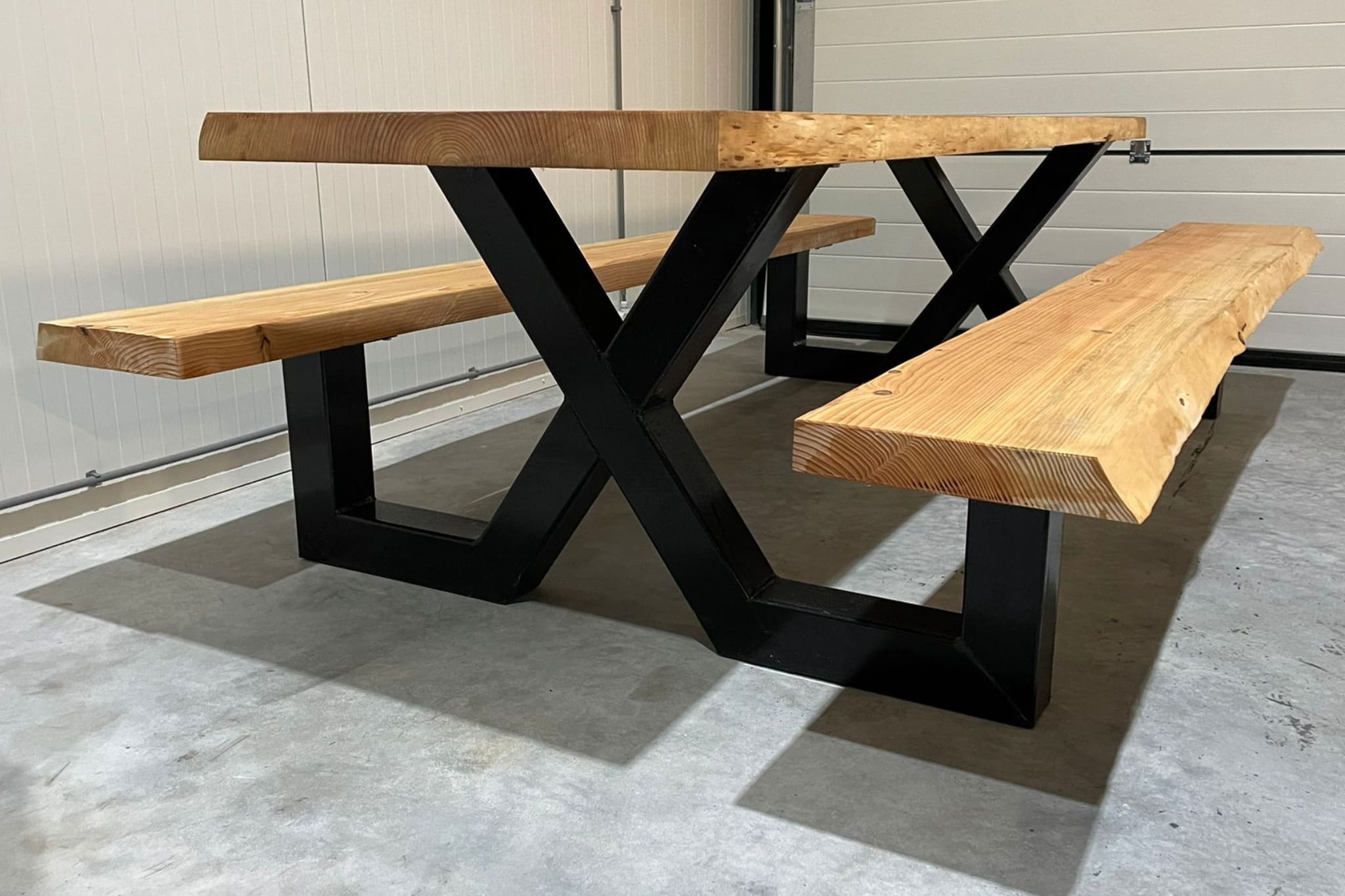 houten tuintafel met metalen poten 