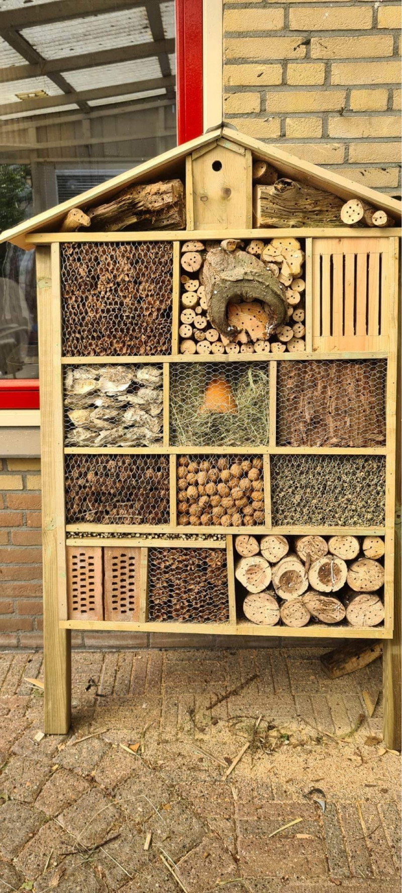 Insecten-hotel-ontwerp-handgemaakt-ideeen-voorbeelden-hout-met-vogelhuisje-en-materiaal-voor-inrichting