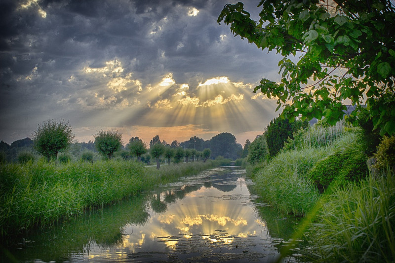 Vloeistof-barometer-donderglas-voorspelt-regen-onweer-luchtdruk