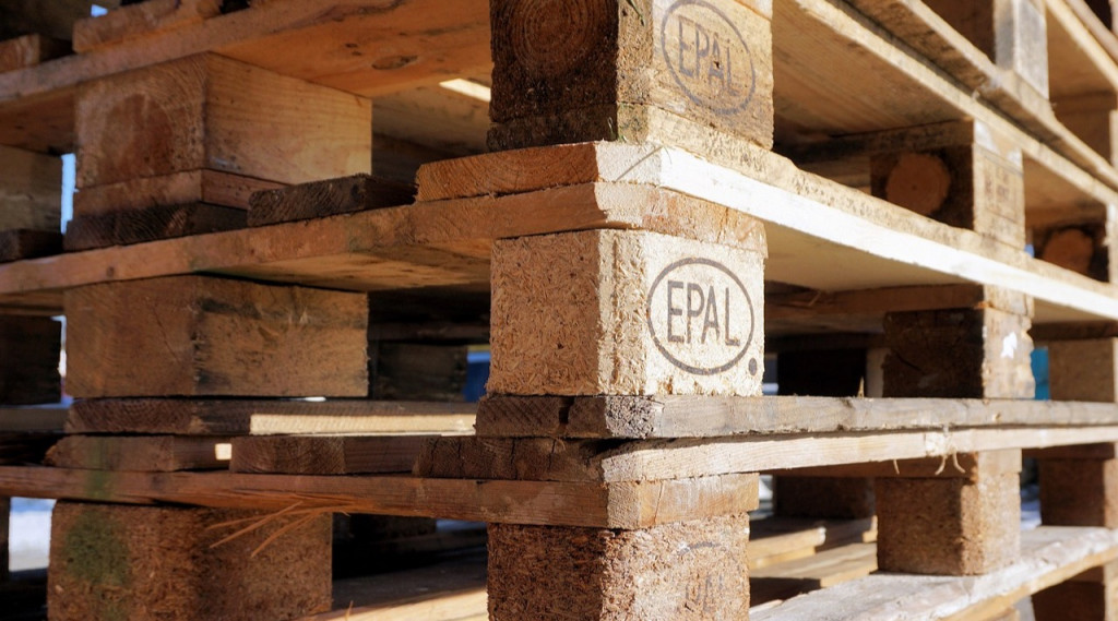 Afbeelding bij DIY oppottafel van gebruikte pallets