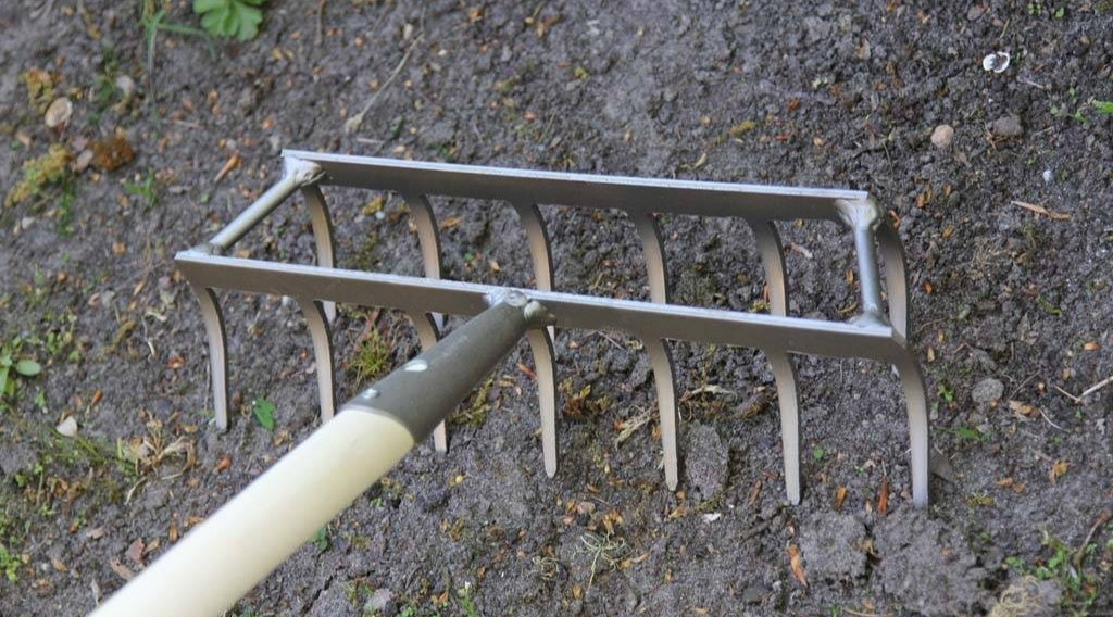 Afbeelding bij De slimme Hark-egg maakt de grond los zonder deze weg te harken