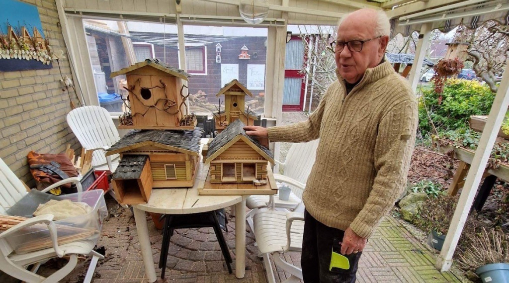 Afbeelding bij Koert Lich (79 jaar) bouwt elke week 5 unieke vogelhuisjes.