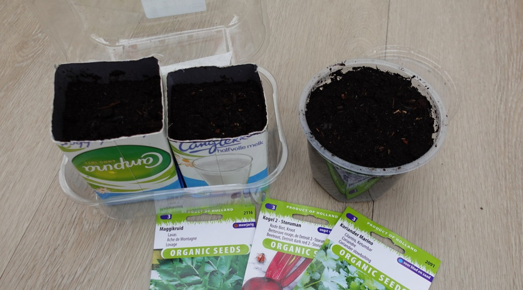 Afbeelding bij Zaaibakjes en kweekkasjes maken van herbruikbare materialen.