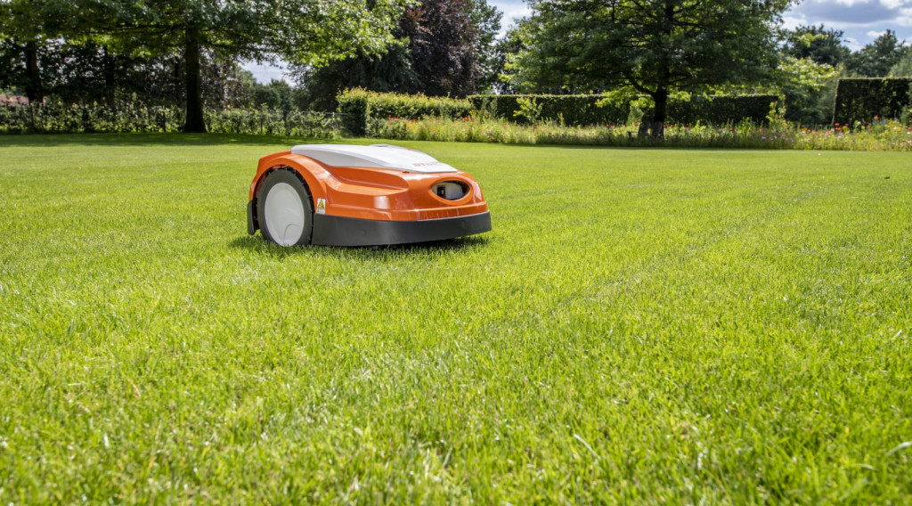 Afbeelding bij Gazononderhoud bij robotmaaien